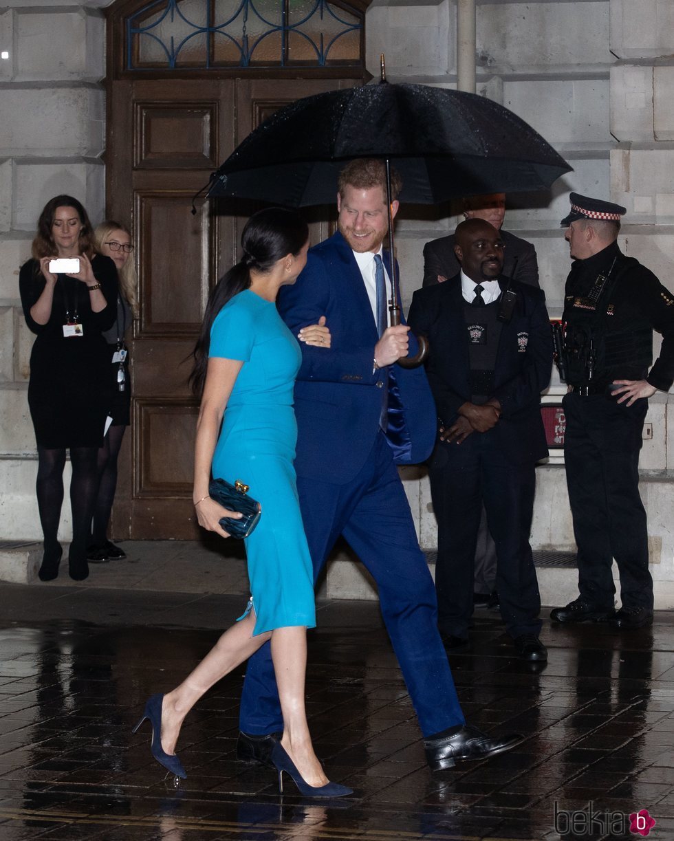 El Príncipe Harry mira con cariño a Meghan Markle en los Endeavour Fund Awards 2020