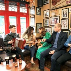 El Príncipe Guillermo y Kate Middleton charlando con unos músicos en un pub de Galway