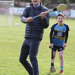 El Príncipe Guillermo practicando hurling en su visita oficial a Irlanda