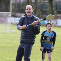 El Príncipe Guillermo practicando hurling en su visita oficial a Irlanda