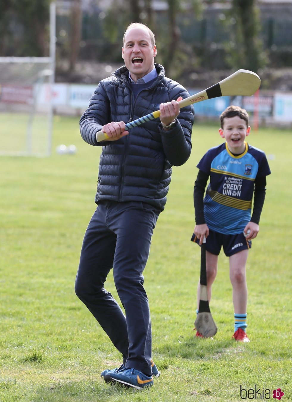 El Príncipe Guillermo practicando hurling en su visita oficial a Irlanda