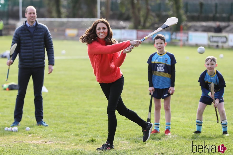 Kate Middleton practicando hurling en su visita oficial a Irlanda