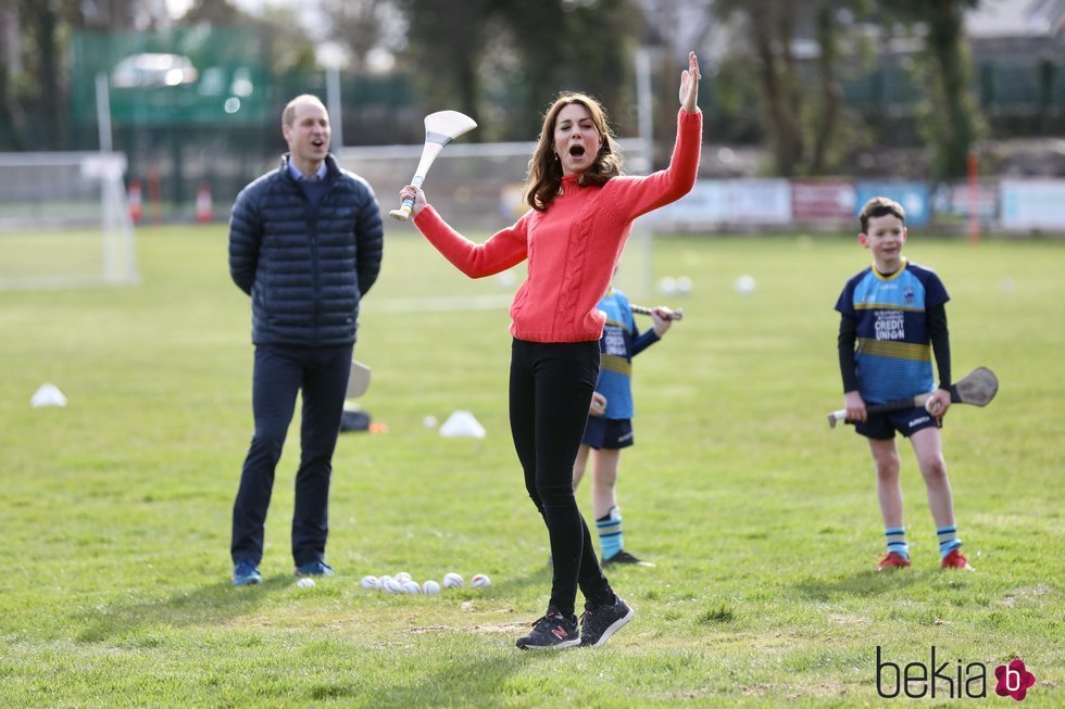 Kate Middleton celebra su éxito practicando hurling en su visita oficial a Irlanda