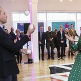 El Príncipe Guillermo haciendo malabares frente a Kate Middleton en su visita oficial a Irlanda