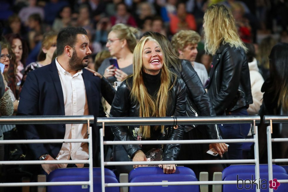 Belén Estaban y Miguel en el concierto de Isabel Pantoja