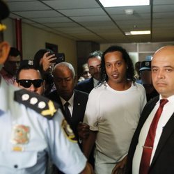 Ronaldinho siendo detenido en Paraguay por haber usado un pasaporte falso para entrar al país