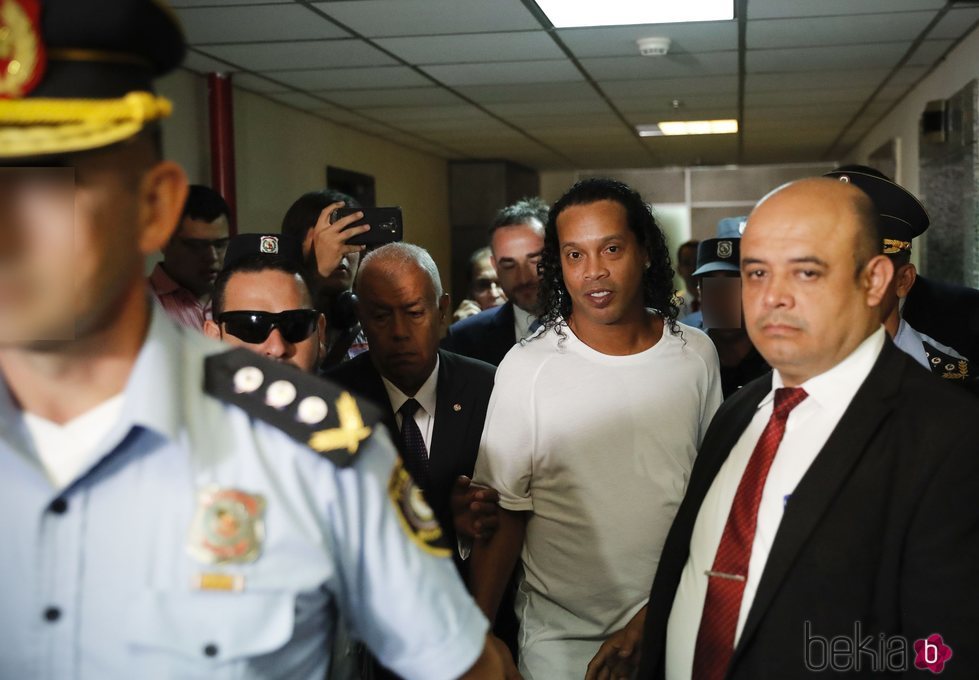 Ronaldinho siendo detenido en Paraguay por haber usado un pasaporte falso para entrar al país