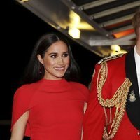 Meghan Markle y el Príncipe Harry llegando a su penúltimo acto oficial como miembros de la Casa Real Británica