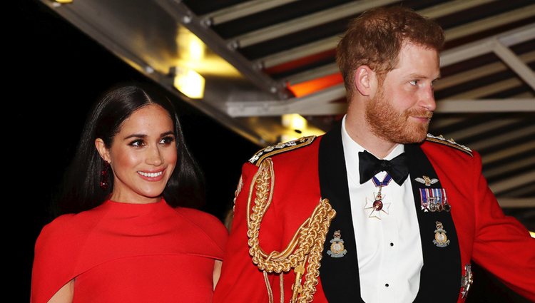 Meghan Markle y el Príncipe Harry llegando a su penúltimo acto oficial como miembros de la Casa Real Británica