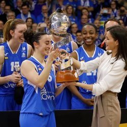 La Reina Letizia entrega la Copa de la Reina de baloncesto a la capitana de Perfumerías Avenida de Salamanca