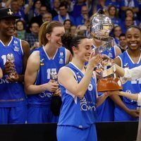 La Reina Letizia entrega la Copa de la Reina de baloncesto a la capitana de Perfumerías Avenida de Salamanca