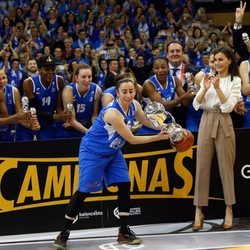 La Reina Letizia tras entregar la Copa de la Reina de baloncesto al equipo Perfumerías Avenida de Salamanca