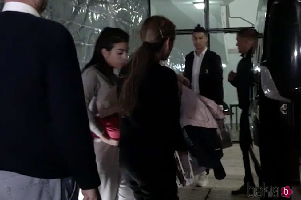 Cristiano Ronaldo y Georgina Rodríguez llegando a Madeira con sus hijos