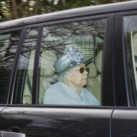 La Reina Isabel rumbo a la misa dominical en la Capilla Real de Todos los Santos de Windsor