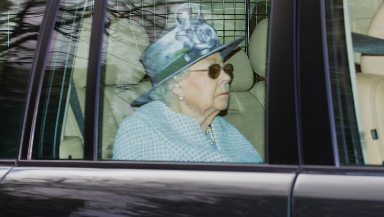 La Reina Isabel rumbo a la misa dominical en la Capilla Real de Todos los Santos de Windsor