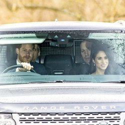 El Príncipe Harry y Meghan Markle rumbo a la misa dominical en Capilla Real de Todos los Santos de Windsor