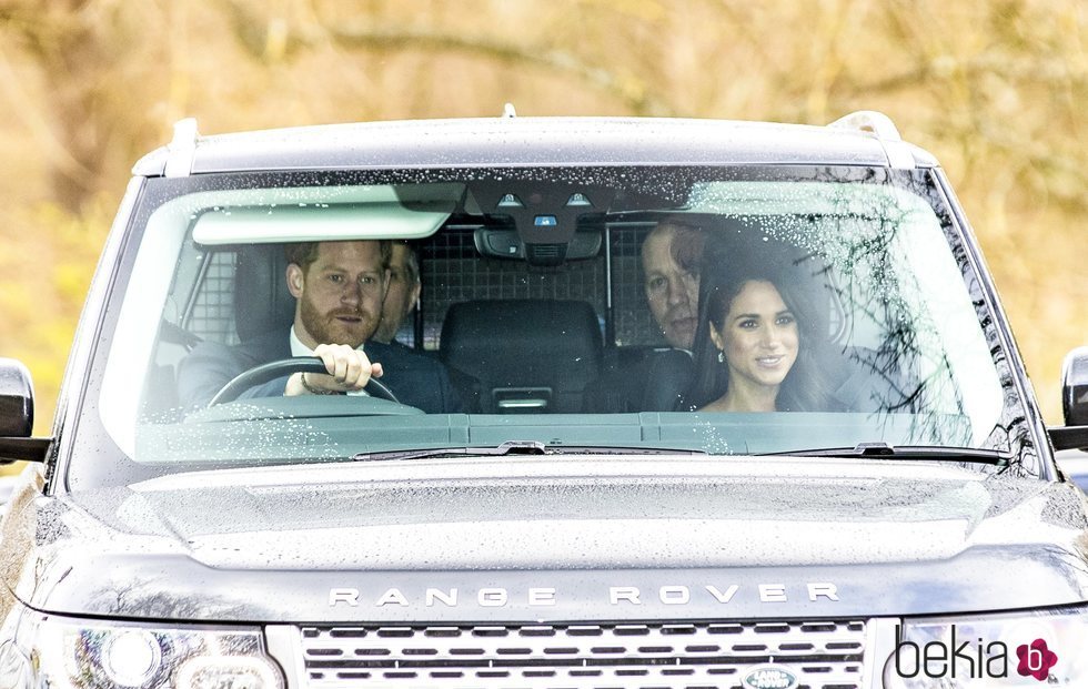 El Príncipe Harry y Meghan Markle rumbo a la misa dominical en Capilla Real de Todos los Santos de Windsor