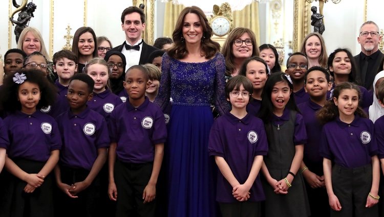 Kate Middleton con unos niños de Place2Be en la gala de su 25 aniversario en Buckingham Palace