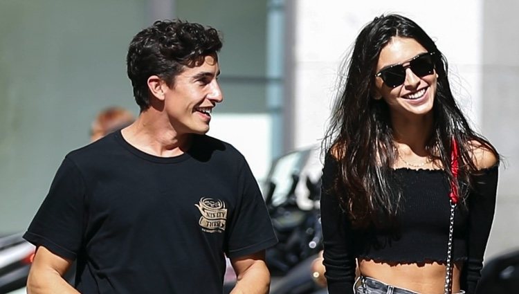 Marc Márquez y Lucía Rivera paseando por Madrid