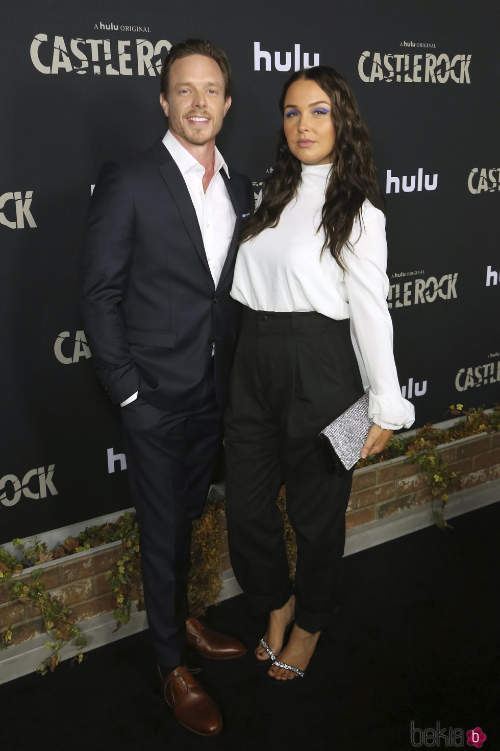 Camilla Luddington y Matthew Alan en el estreno de 'Castle Rock'