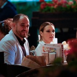 María Jesús Ruiz y su novio Curro tomando algo en una bodega de Málaga