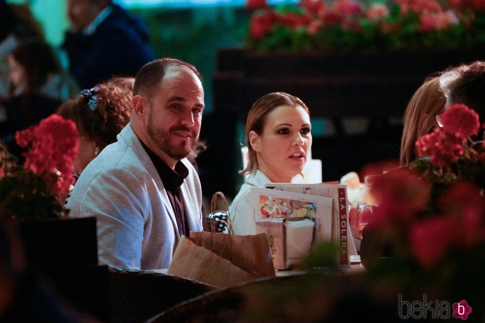 María Jesús Ruiz y su novio Curro tomando algo en una bodega de Málaga