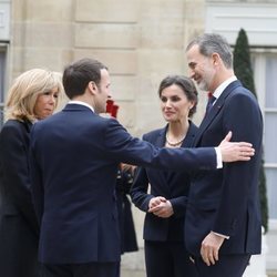 Emmanuel Macron y Brigitte Macron dan la bienvenida a los Reyes Felipe y Letizia al Elíseo