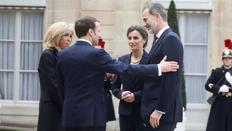 Emmanuel Macron y Brigitte Macron dan la bienvenida a los Reyes Felipe y Letizia al Elíseo