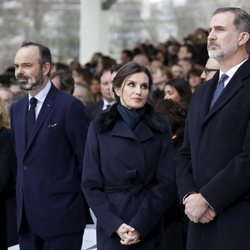 Los Reyes Felipe y Letizia en el acto de homenaje celebrado en París a las víctimas del terrorismo