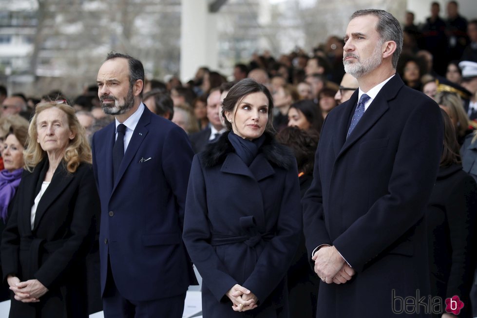 Los Reyes Felipe y Letizia en el acto de homenaje celebrado en París a las víctimas del terrorismo