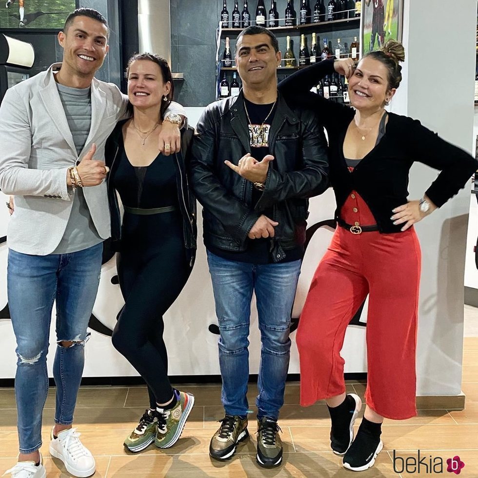 Cristiano Ronaldo con sus tres hermanos en Funchal