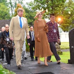 Los Reyes de Holanda durante su visita a Indonesia