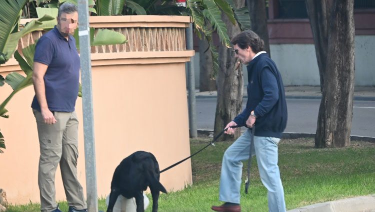 José María Aznar paseando el perro en Marbella en plena crisis del coronavirus