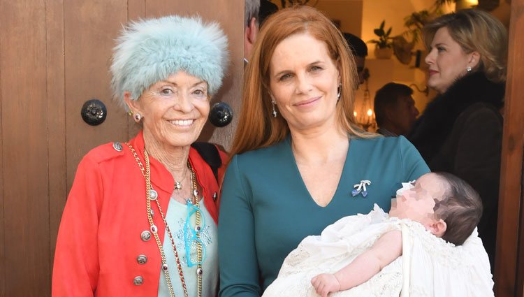 Olivia de Borbón con su hijo Fernando Enrique y su madre, Beatrice von Hardenberg, en el bautizo de Fernando Enrique Porras-Figueroa