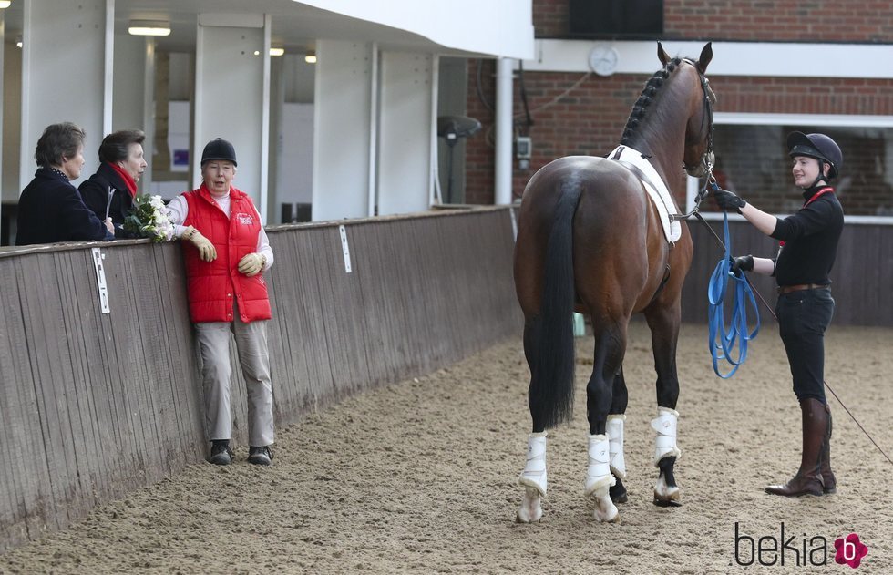 La Princesa Ana durante su visita al Centro Ecuestre de Addington