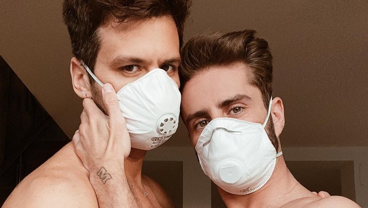 Andy McDougall y Pelayo Díaz posando con mascarillas durante la cuarentena por el coronavirus