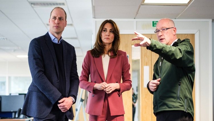 El Príncipe Guillermo y Kate Middleton conociendo cómo funciona la central de ambulancias de Londres