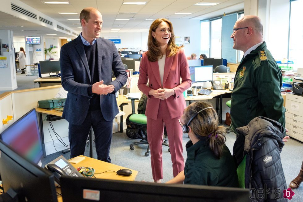 Los Duques de Cambridge en las instalaciones de la central de ambulancias de Londres