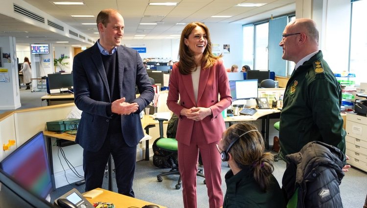 Los Duques de Cambridge en las instalaciones de la central de ambulancias de Londres