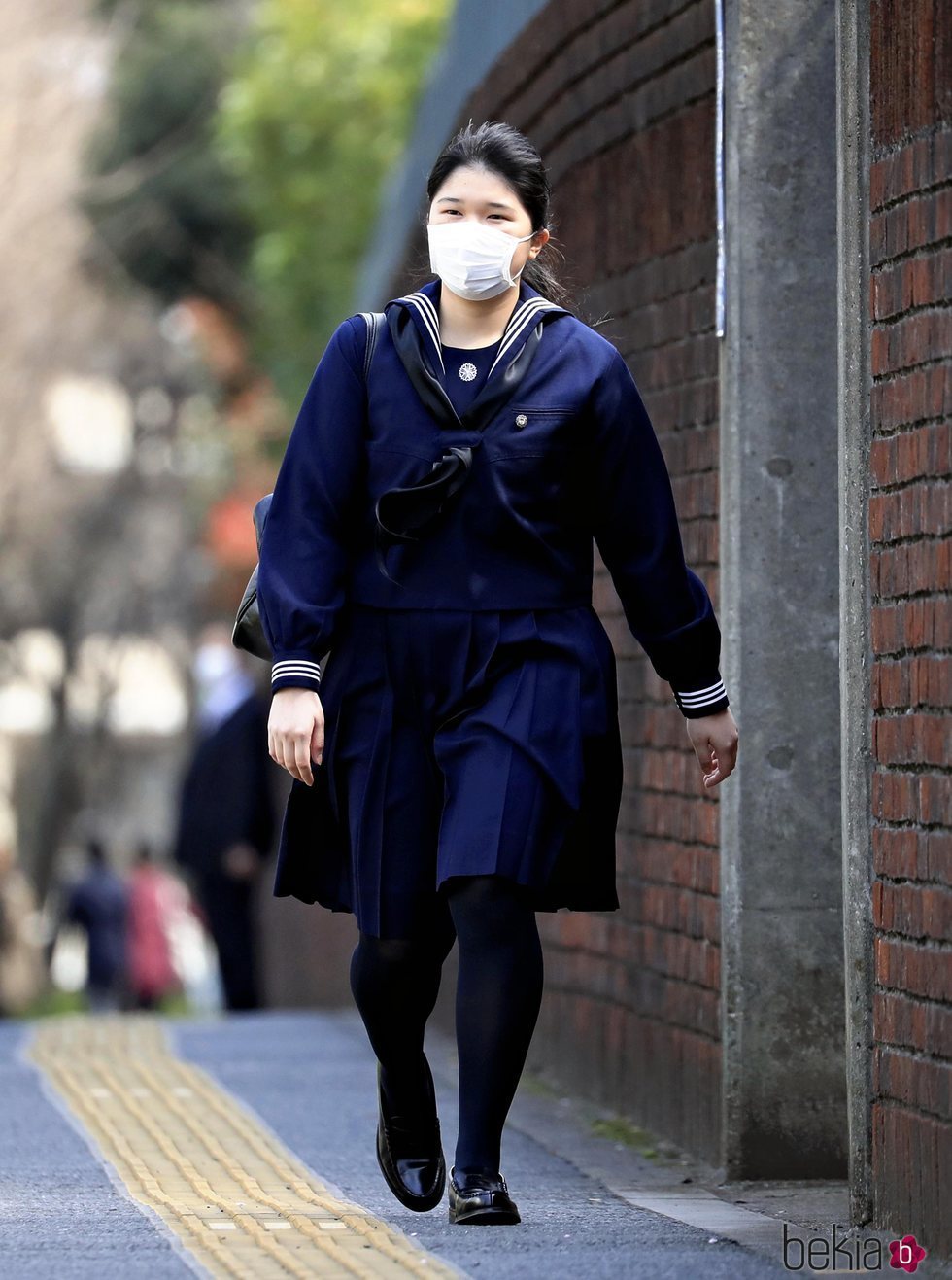 Aiko de Japón con mascarilla en su graduación por el coronavirus