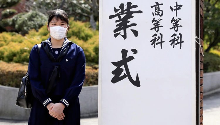 Aiko de Japón se gradúa con mascarilla por el coronavirus