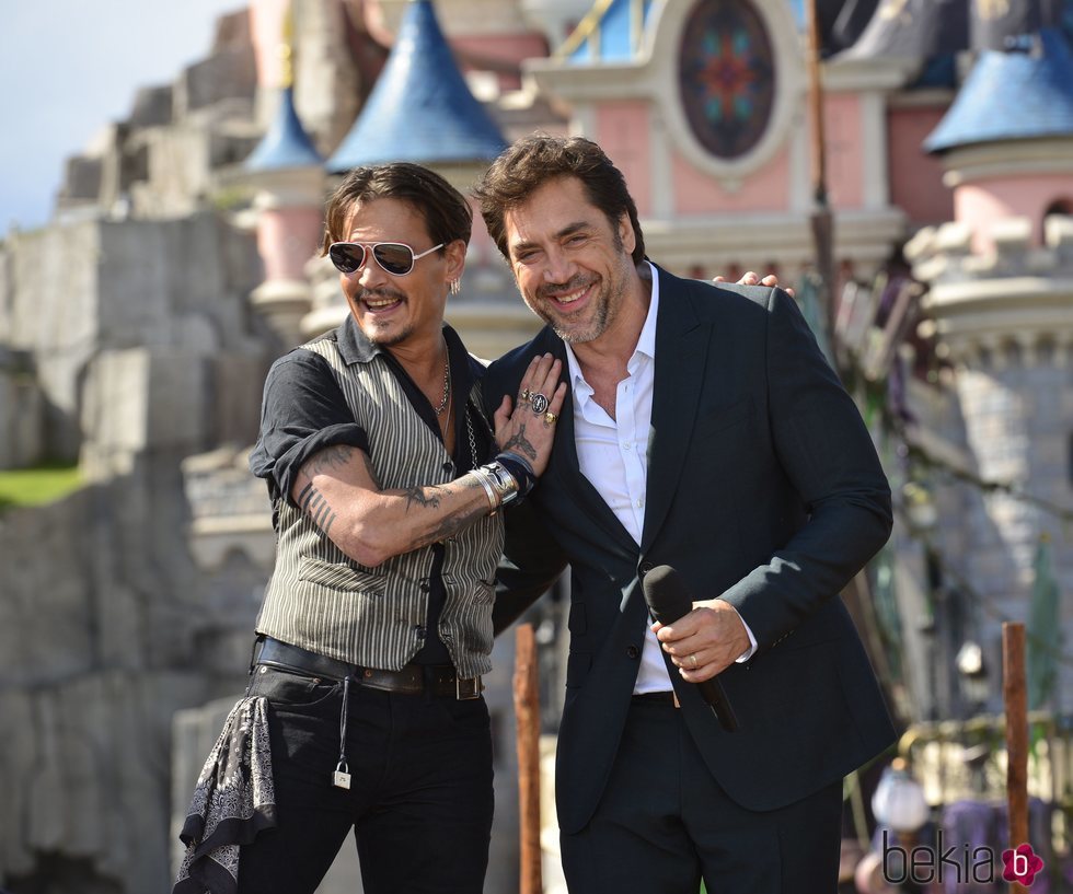 Johnny Depp y Javier Bardem presentando 'Piratas del Caribe: La venganza de Salazar ' en Disneyland Paris