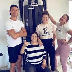 Cristiano Ronaldo haciendo deporte con su madre Dolores Aveiro y sus hermanas