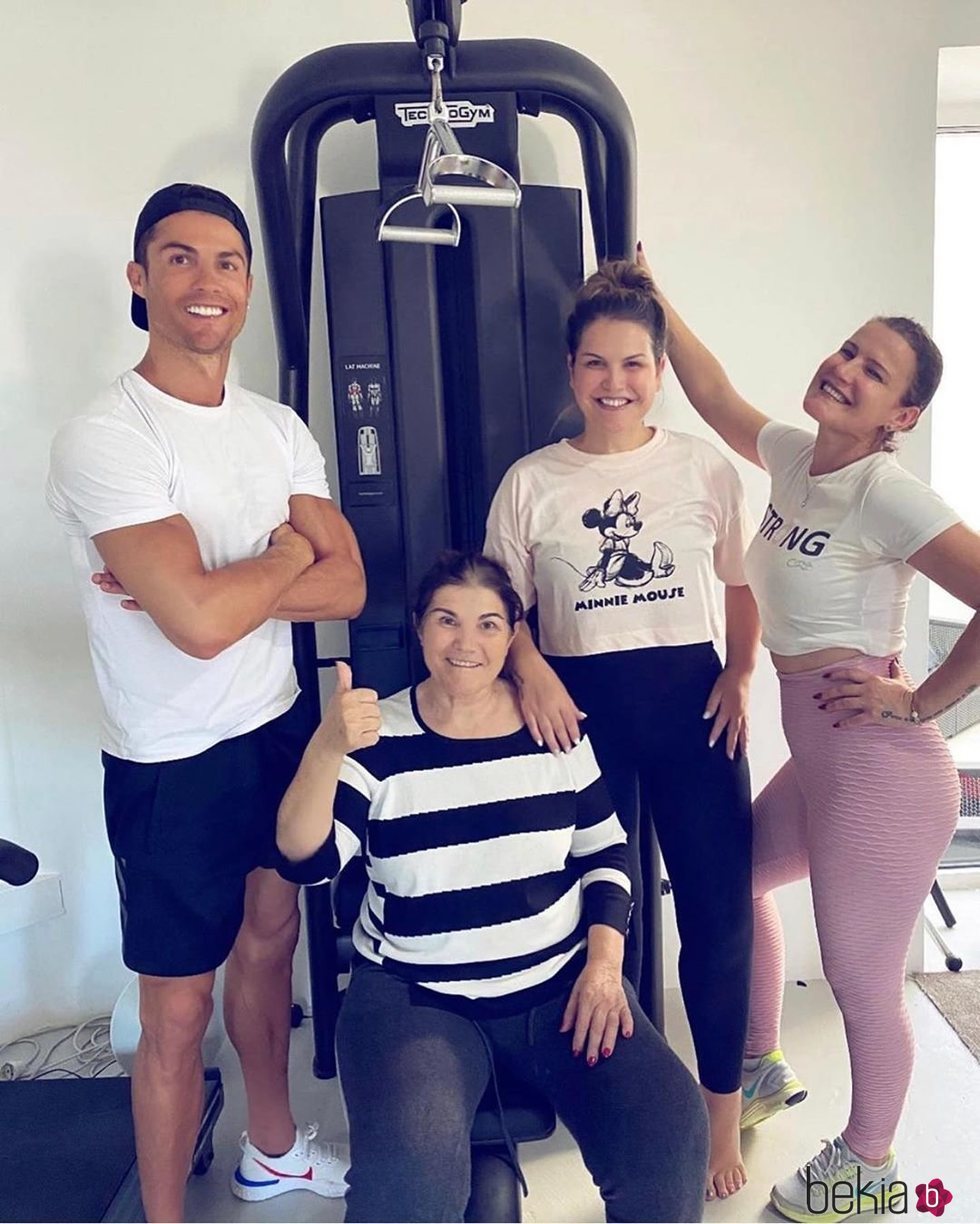 Cristiano Ronaldo haciendo deporte con su madre Dolores Aveiro y sus hermanas