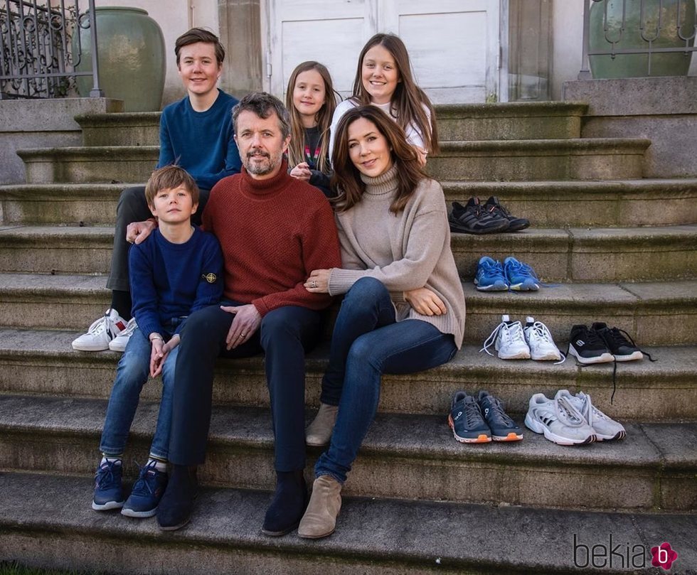 Federico y Mary de Dinamarca con sus hijos Christian, Isabel, Vicente y Josefina durante el confinamiento por el coronavirus