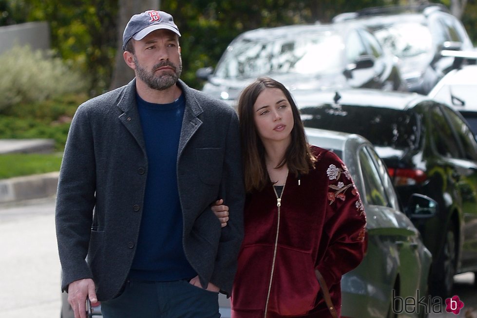 Ben Affleck y Ana de Armas paseando por Los Ángeles