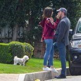 Ben Affleck y Ana de Armas en actitud cariñosa durante su paseo por Los Ángeles