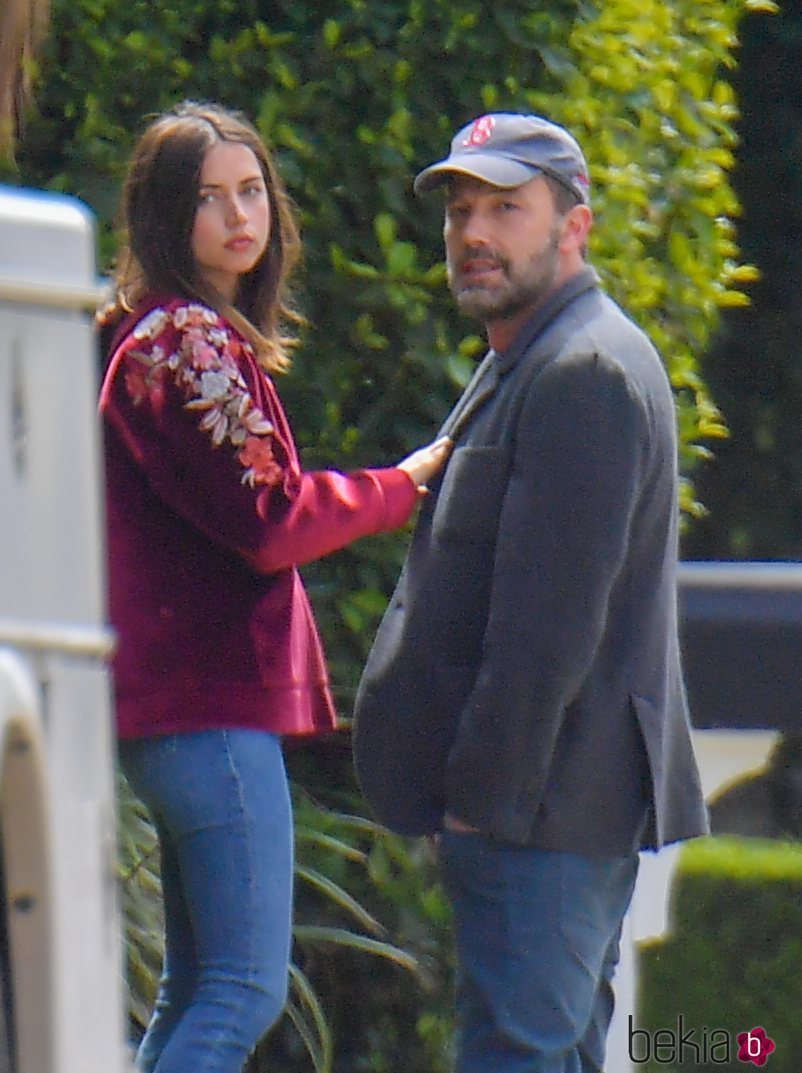 Ben Affleck y Ana de Armas paseando juntos por Los Ángeles