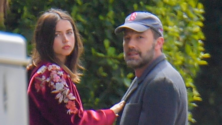 Ben Affleck y Ana de Armas paseando juntos por Los Ángeles