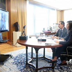 Los Reyes Felipe y Letizia mantienen una videoconferencia desde La Zarzuela por el coronavirus